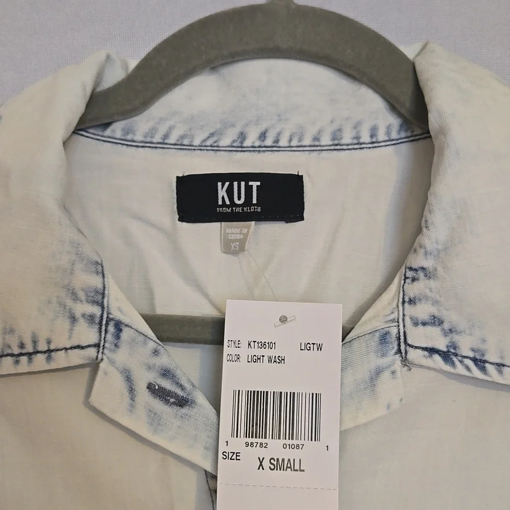 Kut from the Kloth Light Wash Cropped Button-Up Shirt Sz XS NWT - Picture 2 of 7
